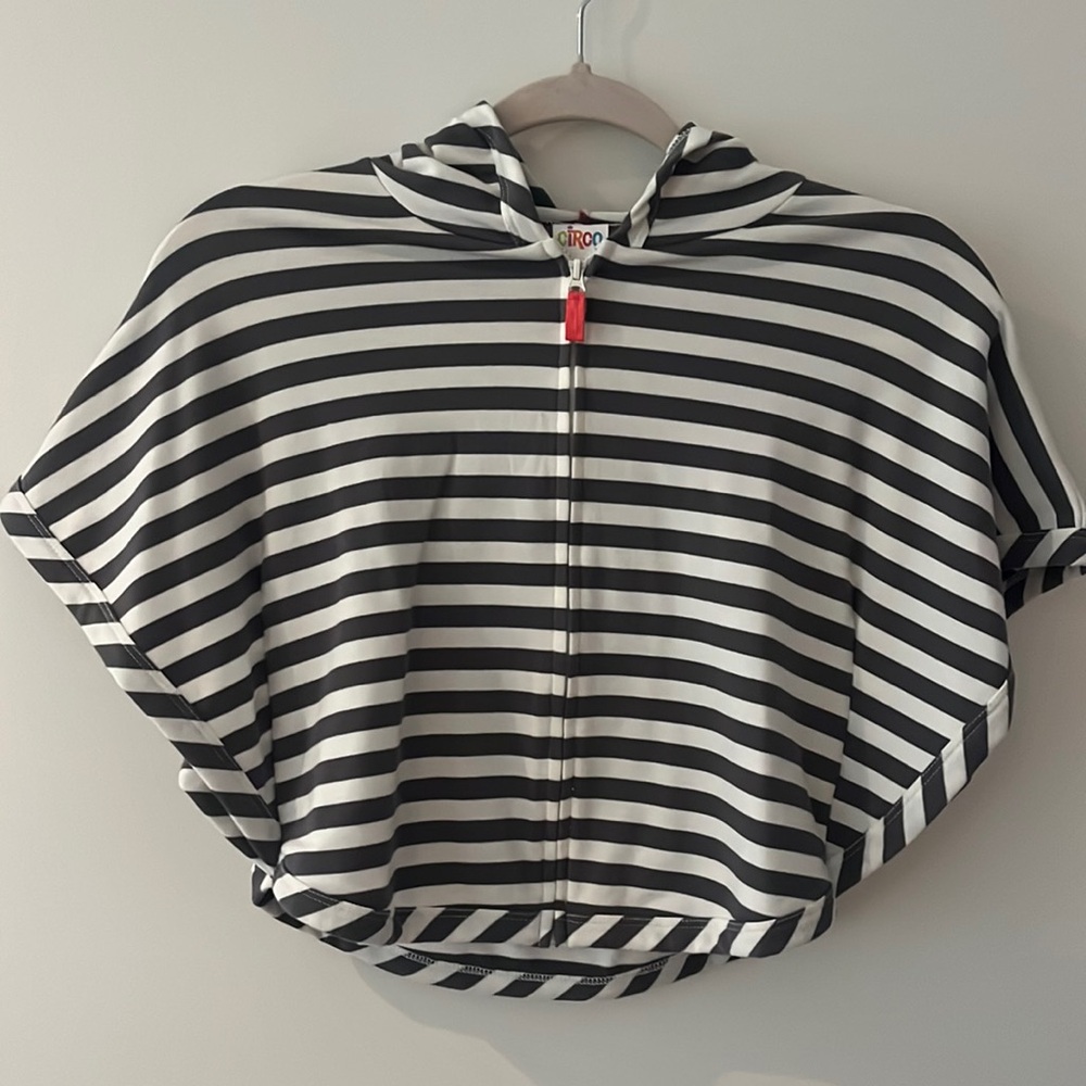 Cute, like new, grey & white stripped poncho, size 5T
